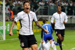 Corinthians faz nova vítima, bate Palmeiras fora e segue disparado