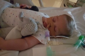 Hospital Infantil do Vaticano estuda receber bebê britânico com doença grave e terminal