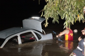 Carro cai dentro do Rio Taquari após condutor 'ignorar' fim de rua