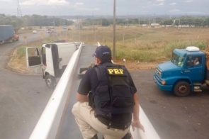 PRF apreende caminhão tanque com 300 mil maços de cigarros contrabandeados do Paraguai