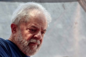 Lula afirma ser vítima de 'farsa judiciária' e pede 'eleição democrática' em jornal francês