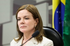 PF vê evidências de que Gleisi recebeu R$ 1 milhão em propina; senadora se diz 'vítima de perseguição'