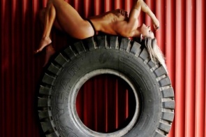 Juju Salimeni faz topless e posa sensual deitada em pneu