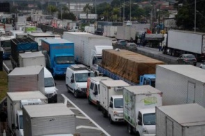 Polícia Rodoviária já aplicou R$ 1,77 milhão
em multas contra caminhoneiros parados