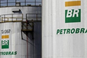 Petroleiros podem entrar em greve quarta-feira, diz jornal
