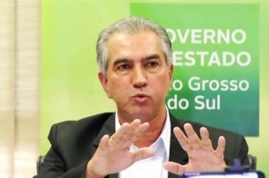 Governador Reinaldo Azambuja cumpre acordo com caminhoneiros e reduz ICMS do diesel de 17% para 12%