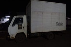 Dupla é presa com 800kg de maconha em caminhão de frete