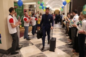Seleção Brasileira desembarca em Sochi para a Copa e tem recepção de gala