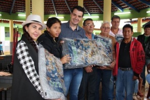 Prefeitura de Douradina entrega cobertores às famílias de baixa renda