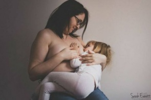 Com filha de 4 anos que mama no peito, fotógrafa incentiva amamentação livre
