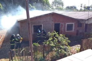 Casas pegam fogo em Dourados e dono dos imóveis morre ao saber de incêndio