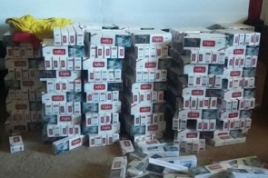 Polícia descobre depósito com mil caixas de cigarros e prende trio