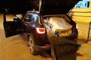 Traficante "navalha" afoga carro em barreira e acaba preso com 1,3t de maconha