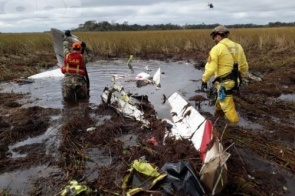 Autoridades paraguaias encontram destroços de avião e confirmam morte de ministro