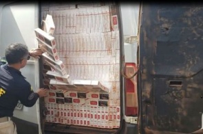 Veículo roubado é recuperado com 100 mil maços de cigarros contrabandeados
