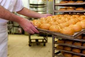 Frete mais caro e dólar oscilante faz preço do pão francês aumentar 10% em MS