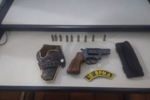 PMA prende homem com revólver e munições ilegais na BR 262