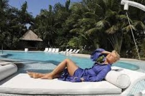 Xuxa decide se mudar e coloca mansão à venda por R$ 20 milhões