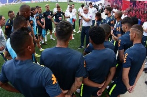 Jogadores treinam para a linha de zaga da Seleção Brasileira