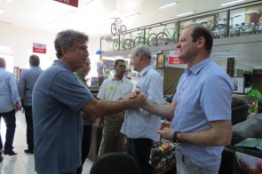 Caravana de Reinaldo Azambuja visita comércio de Itaporã