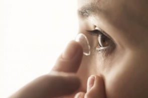 Infecção em usuários de lente de contato pode causar cegueira e até perda do globo ocular