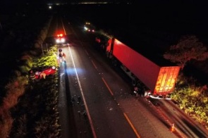 Homem morre após colidir veículo em carreta parada em rodovia