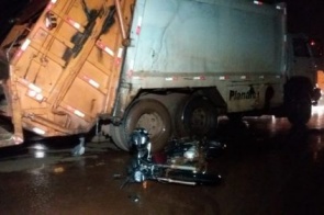 Motociclista morre ao colidir contra caminhão de coleta de lixo