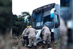 Família de MS morre ao bater carro de frente com ônibus em Goiás