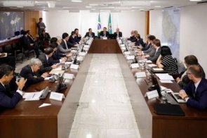 Bolsonaro reúne ministros para debater medidas de rápida implementação