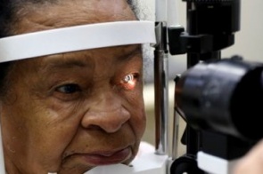 Doença que leva à perda de visão tem novo tratamento na rede pública