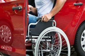 Deficientes físicos têm direito a desconto na compra do veículo e no pagamento do tributo