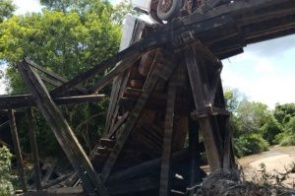Caminhoneiro sofre infarto e morre após caminhão ficar pendurado em ponte de MS