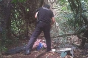 Mulheres que estavam indo urinar em matagal encontram homem morto com a garganta cortada