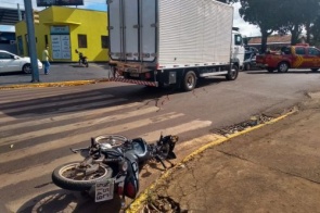 Acidente entre moto e caminhão deixa mulher em estado gravíssimo na Coronel Ponciano