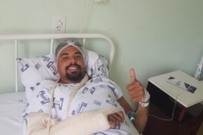 Goleiro Zé Carlos manda recado após cirurgia no braço direito: 'Tudo certo'