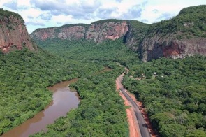 Asfalto da MS-450 avança entre morros e potencializa o turismo na Estrada Ecológica