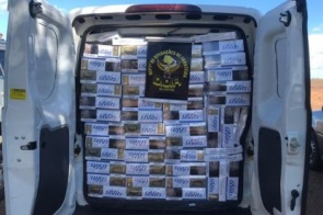Dois são presos com quase 4 mil pacotes de cigarros contrabandeados