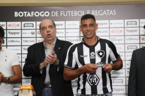 Diego Souza recebe a camisa 7 e assume responsabilidade por gols no Botafogo