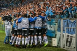 Grêmio derrota Internacional por 1 a 0 e confirma primeiro lugar