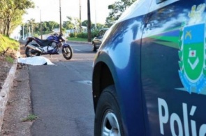 Guarda municipal morre ao bater moto contra árvore