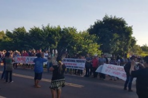 Indígenas bloqueiam rodovia em protesto contra a municipalização da saúde