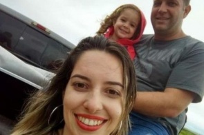 Capotagem mata mulher e deixa pai e filha gravemente feridos