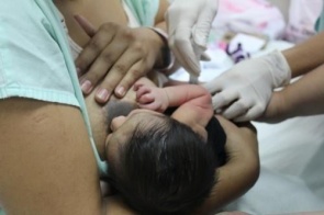 Técnica para redução da dor na vacinação de bebês é apresentada aos pais no HU