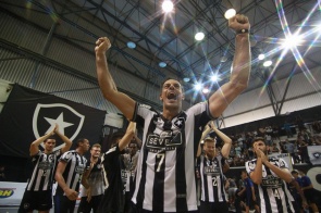 Técnico e destaque do Botafogo falam sobre a volta à elite do vôlei nacional