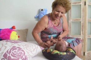 Viúva cura depressão após acolher 19 bebês em casa: 'Chamaram de louca'