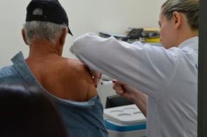 Com vacina "liberada", idosos vão em peso a postos de saúde