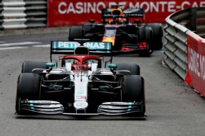 Hamilton vence em Mônaco mesmo com pneus desgastados e pressão de Max Verstappen