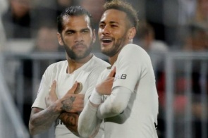 Tite tira faixa de capitão de Neymar e entrega a Daniel Alves
