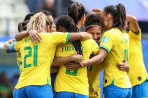 Brasil enfrenta a Itália e busca classificação para as oitavas na Copa