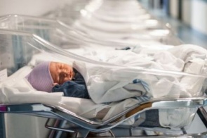 Herpes neonatal: ‘O beijo da morte que quase custou a vida do meu bebê’